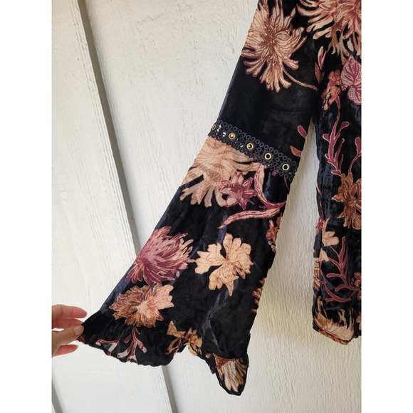 Women's Miss Me Top Burnout Velvet Size Bell Sleeves Fall Floral‎ Size Medium - Picture 7 of 9